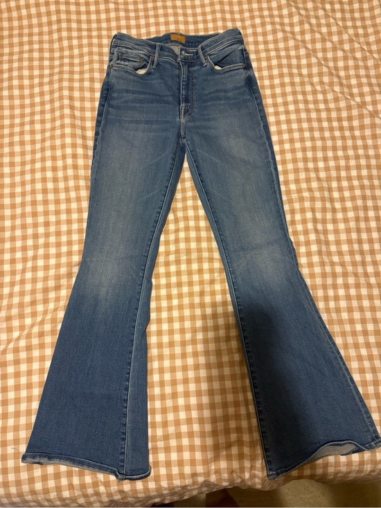 MOTHER Denim - MOTHER the weekender mid rise flared jeans in layover size 26